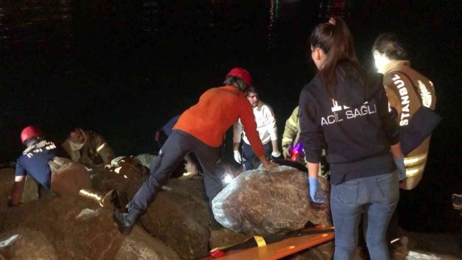 Kadıköy Sahili’nde Kayalıklara Düşürdüğü Telefon Kulaklığını Almaya Çalışırken Sıkışan Bir Kişi 3 Buçuk Saat Sonra Kurtarıldı