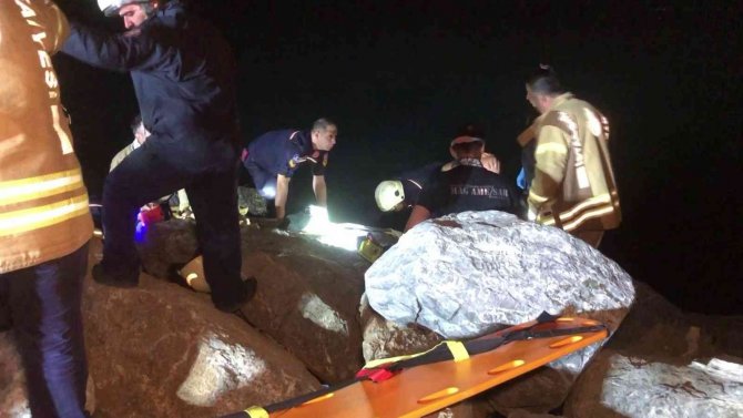 Kadıköy Sahili’nde Kayalıklara Düşürdüğü Telefon Kulaklığını Almaya Çalışırken Sıkışan Bir Kişi 3 Buçuk Saat Sonra Kurtarıldı