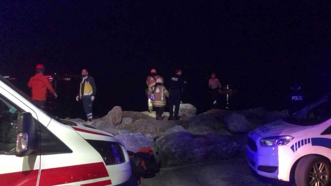 Kadıköy Sahili’nde Kayalıklara Düşürdüğü Telefon Kulaklığını Almaya Çalışırken Sıkışan Bir Kişi 3 Buçuk Saat Sonra Kurtarıldı