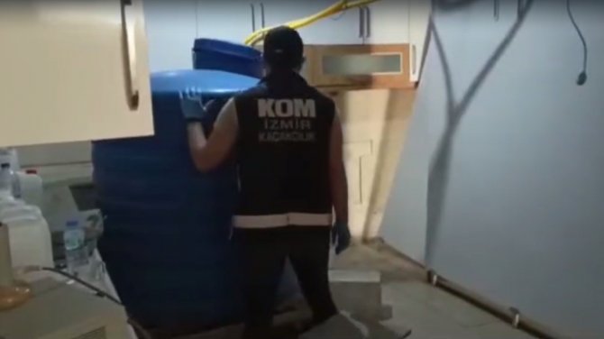 İ̇zmir’de Sahte Etil Alkol Baskını: 10 Bin Litreyi Aşkın Ele Geçirildi