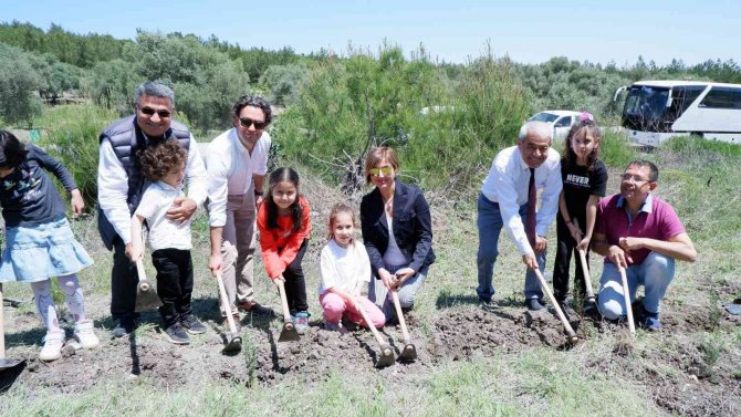 İ̇zmir Vakıflar Bölge Müdürlüğü’nden Fidan Dikim Etkinliği
