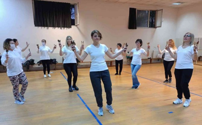 Kanseri Yendi, Ara Verdiği Halk Danslarına Yeniden Başladı