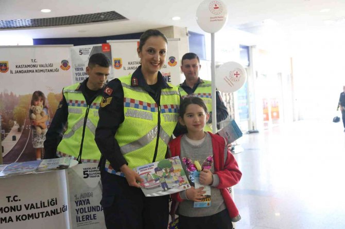 Trafik Ekipleri Avm’de Stant Açarak Çocukları Bilgilendirdi