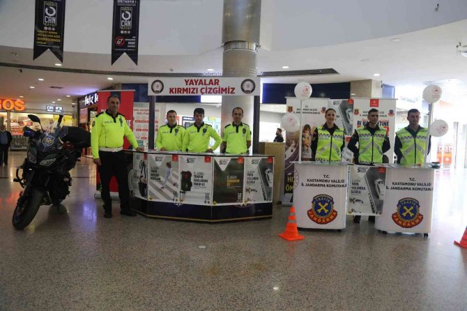 Trafik Ekipleri Avm’de Stant Açarak Çocukları Bilgilendirdi