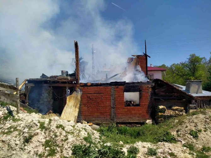 Kastamonu’da İki Ev Ve Samanlık Alevlere Teslim Oldu