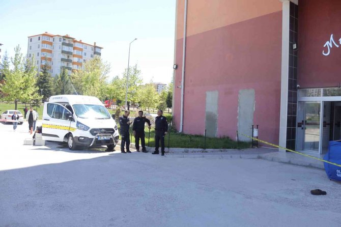 Uyuşturucu İmal Eden Şahıs Yakalanacağını Anlayınca 10. Kattan Atladı