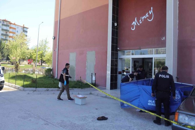 Uyuşturucu İmal Eden Şahıs Yakalanacağını Anlayınca 10. Kattan Atladı