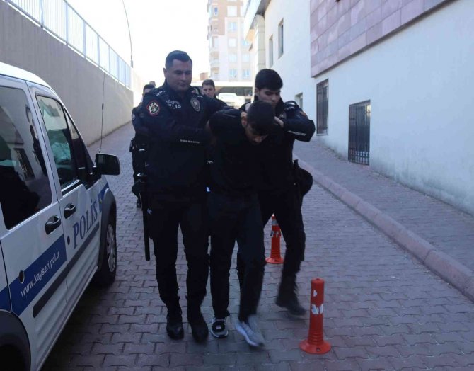 Uyuşturucu Şüphelisi: “Kimseyi Dövemiyoruz Artık. Narkotiğe Şikayet Ediyorlar Hemen Bizi”
