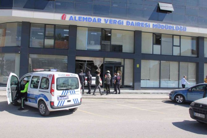 Kontrolden Çıkan Lüks Otomobil, Vergi Dairesine Daldı