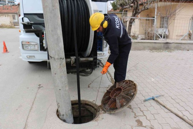 Koski̇ Taşkın Riskine Karşı Kombine Araçlarla Kanal Temizliği Yapıyor