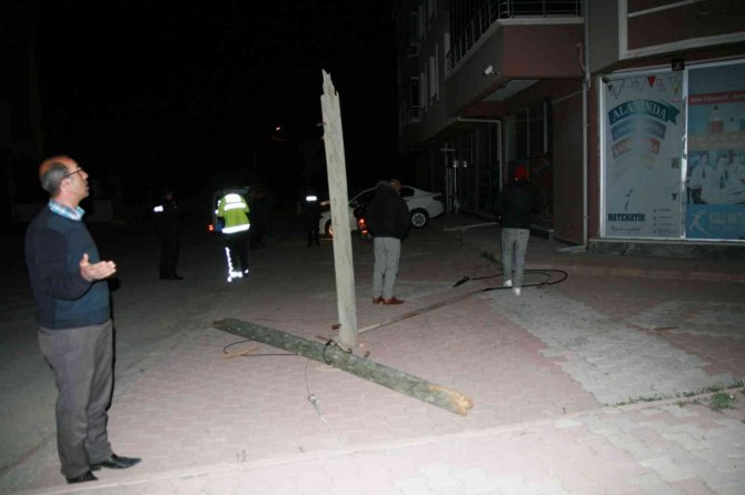 Kamyonla İş Makinesi Taşırken Mahalleyi İnternetsiz Bıraktı