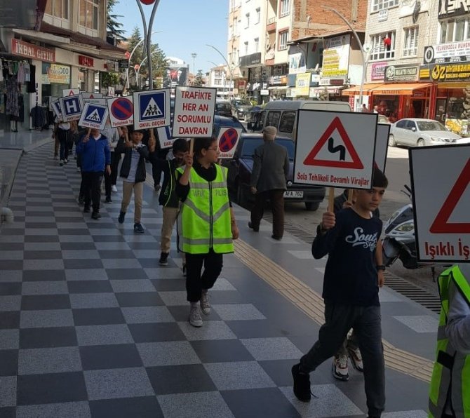 Çocuklar Trafik Güvenliğine Dikkat Çekmek İçin Yürüdü