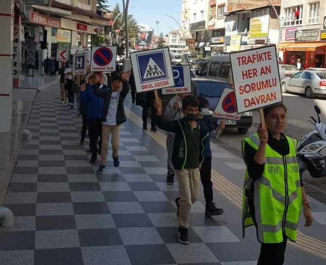 Çocuklar Trafik Güvenliğine Dikkat Çekmek İçin Yürüdü