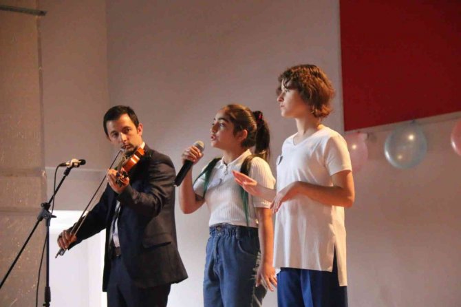 Kütahya Fethi Güzen İ̇şitme Engelliler İ̇lkokulu’nda “Canlı Performans Resim Yarışması”