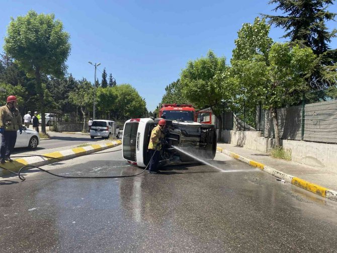 Pendik’te Lüks Otomobilin Çarptığı Ticari Araç Yan Yattı: 1 Yaralı