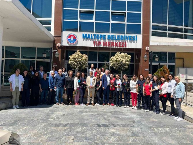 Maltepe’de Hemşireler Haftası İçin Hemşirelere Kırmızı Gül