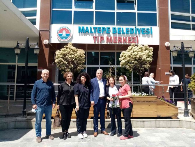 Maltepe’de Hemşireler Haftası İçin Hemşirelere Kırmızı Gül