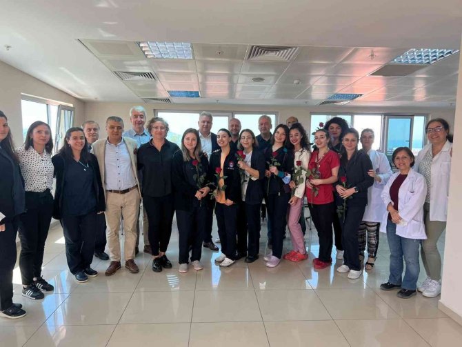 Maltepe’de Hemşireler Haftası İçin Hemşirelere Kırmızı Gül