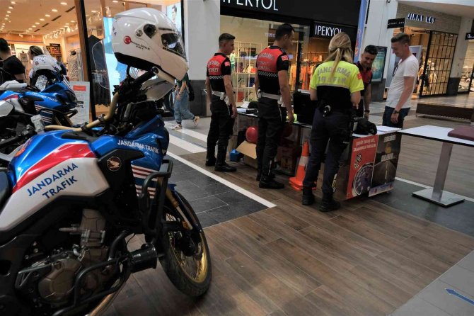 Jandarma Ekipleri Stant Açtı, Vatandaşları Bilgilendirdi