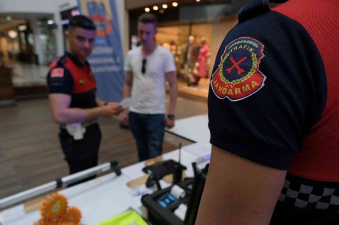 Jandarma Ekipleri Stant Açtı, Vatandaşları Bilgilendirdi