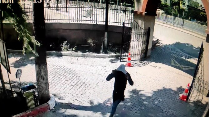 Gündüz Vakti Yaşlı Kadının Kolyesini Kapkaç Yaptı