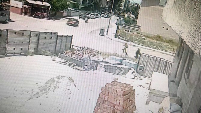 Gündüz Vakti Yaşlı Kadının Kolyesini Kapkaç Yaptı