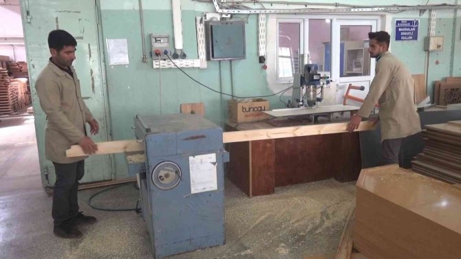 Muş’taki Okullar İçin Mobilya Üretimi