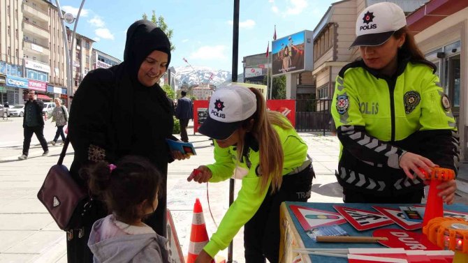 Polis Ve Jandarma Ekiplerinden Trafik Bilgilendirmesi