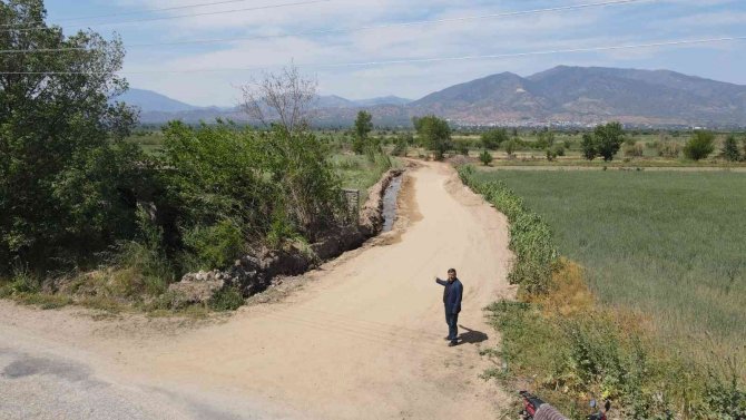 Nazilli Belediyesi Pirlibey Mahallesi’nde Yol Yenileme Çalışmalarını Sürdürüyor
