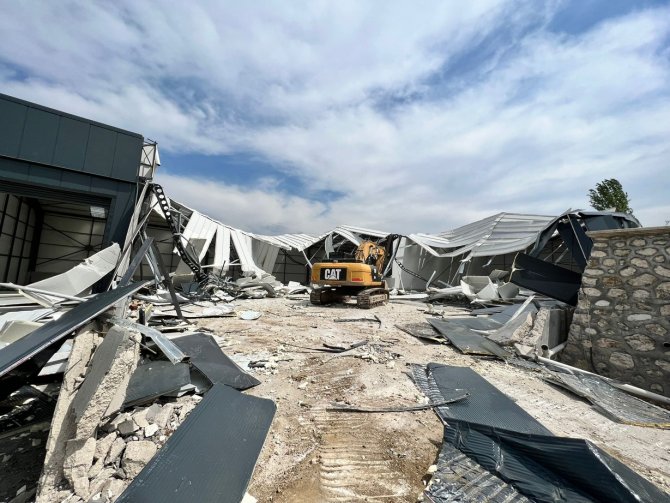 Tarım Arazisine Yapılan Kaçak Fabrika Yıkıldı