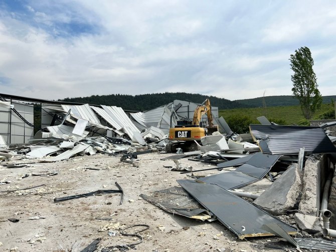Tarım Arazisine Yapılan Kaçak Fabrika Yıkıldı