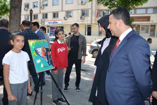 Ortaokul Öğrencilerinden Sokak Sergisi