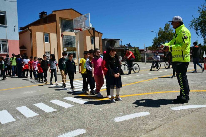 Öğrencilere Uygulamalı Trafik Eğitimi