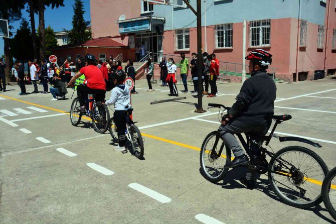 Öğrencilere Uygulamalı Trafik Eğitimi