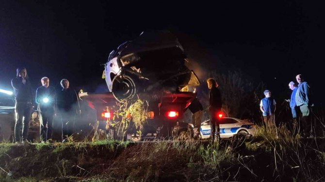 Otomobiller Kafa Kafaya Çarpıştı