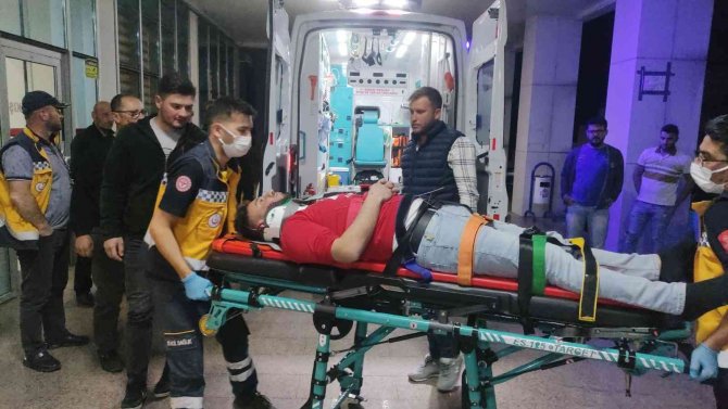 Otomobiller Kafa Kafaya Çarpıştı