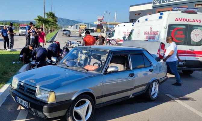 Osmaniye’de Direğe Çarpan Otomobil Karşı Şeride Geçti: 3 Yaralı