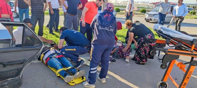 Osmaniye’de Direğe Çarpan Otomobil Karşı Şeride Geçti: 3 Yaralı