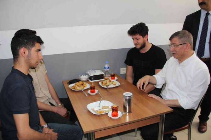 Davutoğlu’na Adıyaman’da ’Hdp’ Ve ’Chp’ Tepkisi
