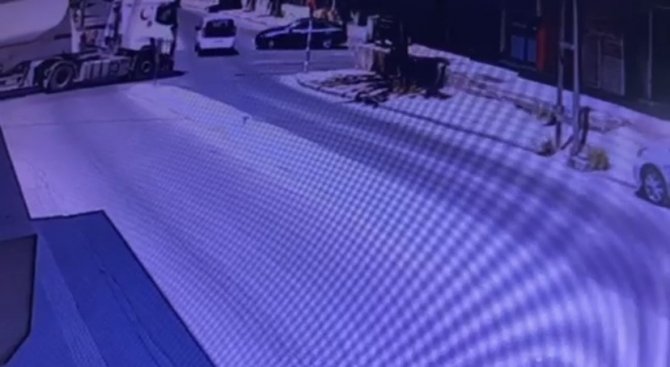 Pendik’te Ticari Aracın Yan Yattığı Kaza Kamerada