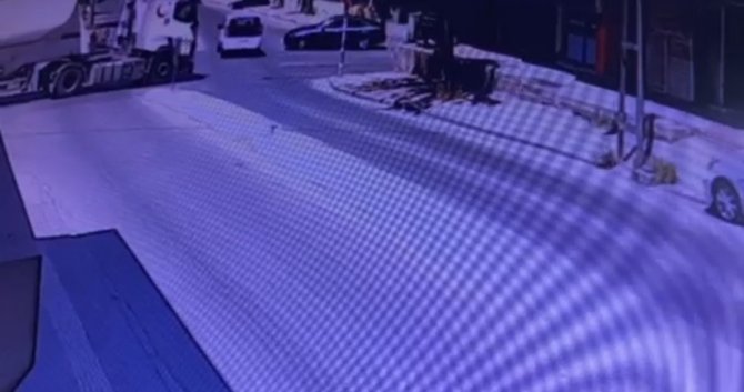 Pendik’te Ticari Aracın Yan Yattığı Kaza Kamerada