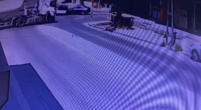 Pendik’te Ticari Aracın Yan Yattığı Kaza Kamerada