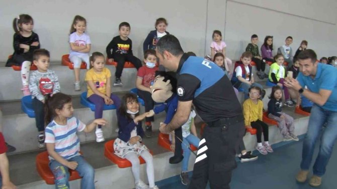 Ataşehir’de Anaokulu Öğrencilerine Trafik Eğitimi
