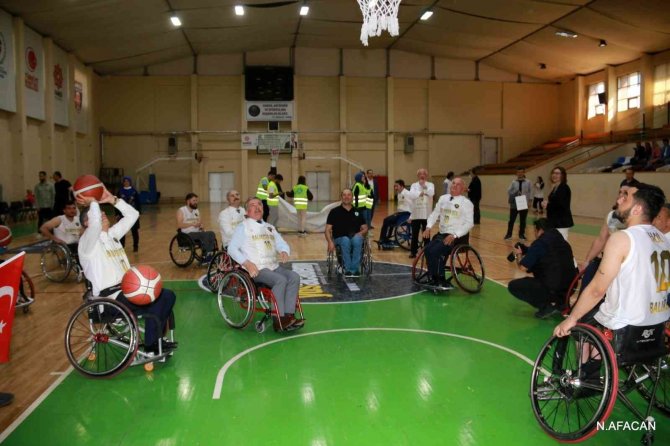 Protokol İle Engellilerin Basket Maçı Nefes Kesti