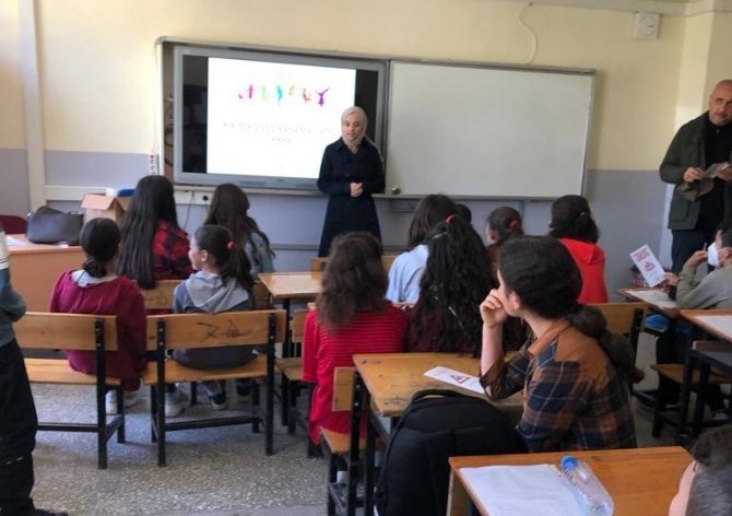 Sağlıkçılar Köylerde Kene Eğitimi Verdi