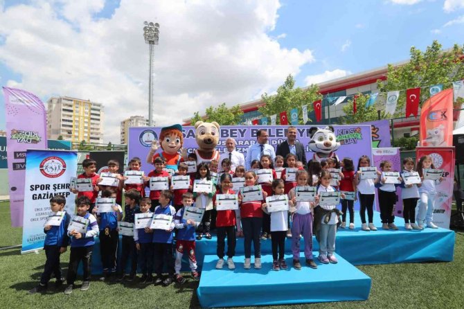 Çocuklar, Atletizm Şenliğinde Doyasıya Eğlendi