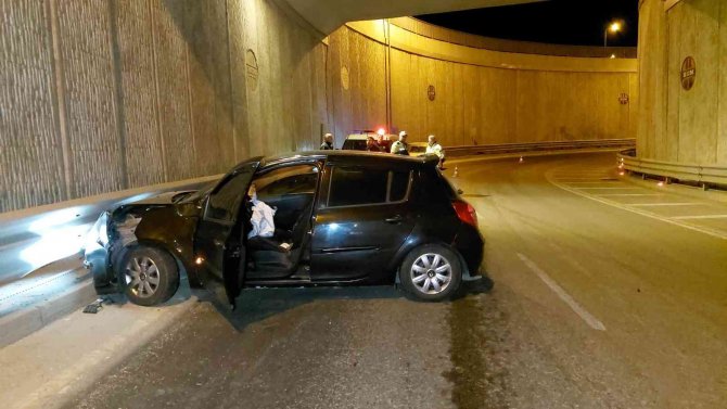 Samsun’da Otomobil Alt Geçitte Bariyere Çarptı: 2 Yaralı