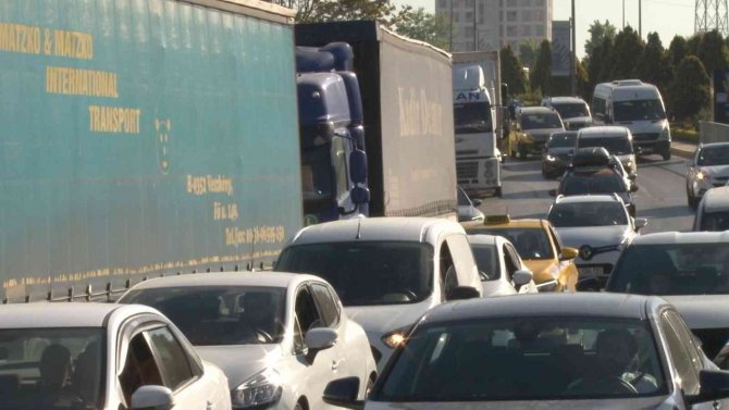 Ataşehir’de Yolu Kilitleyen Tır Trafiği 10 Gündür Devam Ediyor