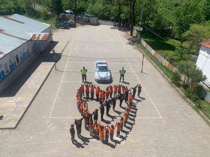 Minik Öğrencilere Trafik Eğitimi Verildi