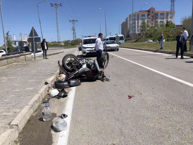 Otomobilin Çarptığı Motosiklet Sürücüsü Ağır Yaralandı